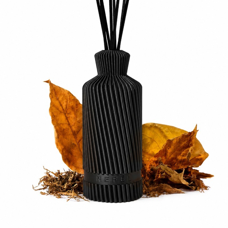 Nefél NEFÉL Fragrance Waves interiérový tyčinkový difúzor, 480ml, vôňa Tobacco & Whisky (tabak a whisky)