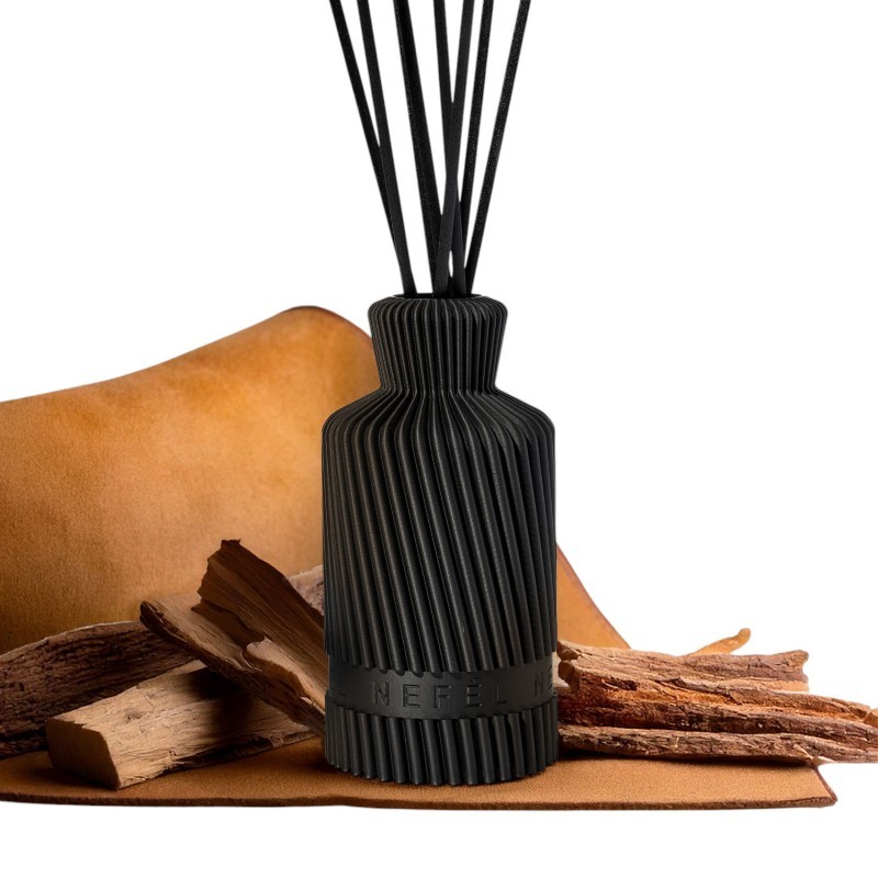 Nefél NEFÉL Fragrance Waves interiérový tyčinkový difúzor, 250ml, vôňa Oud & Suede (agarové drevo a semišová koža)
