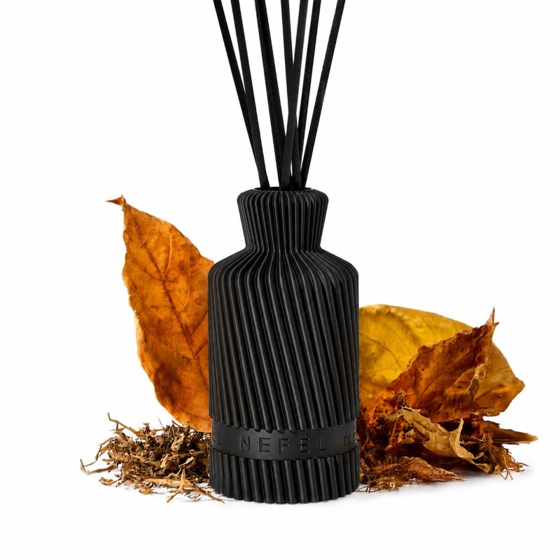 Nefél NEFÉL Fragrance Waves interiérový tyčinkový difúzor, 250ml, vôňa Tobacco & Whisky (tabak a whisky)
