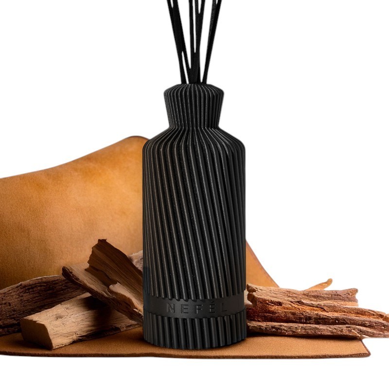 Nefél NEFÉL Fragrance Waves interiérový tyčinkový difúzor, 480ml, vôňa Oud & Suede (agarové drevo a semišová koža)