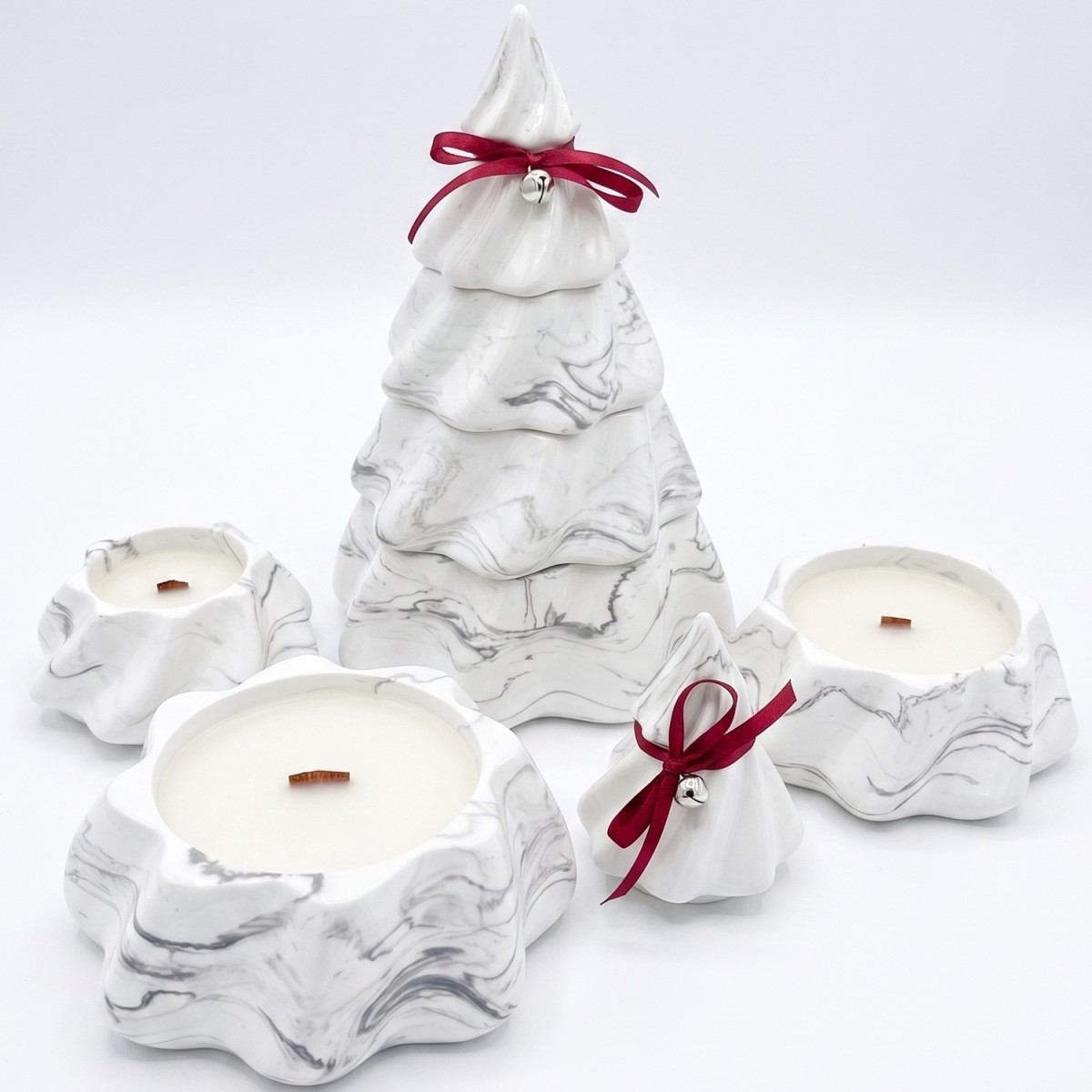 NOBAMO Sviečka Christmas Tree - Biela / Strieborná / Zimné kúzlo, Perníček, Vianočné pečivo